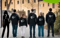 Es sind 5 Personen (der Diözesanvorstand) von hinten zu sehen. Neben dem Vorstand steht eine Silhouette mit einem Fragezeichen, als Platzhalter für eine freie Vorstandsstelle. Als Bildüberschrift ist der Slogan "Wir suchen dich!" zu lesen.