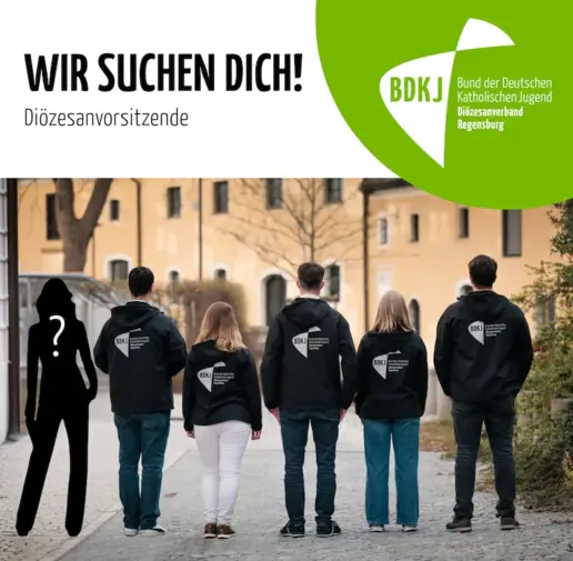 Es sind 5 Personen (der Diözesanvorstand) von hinten zu sehen. Neben dem Vorstand steht eine Silhouette mit einem Fragezeichen, als Platzhalter für eine freie Vorstandsstelle. Als Bildüberschrift ist der Slogan "Wir suchen dich!" zu lesen.
