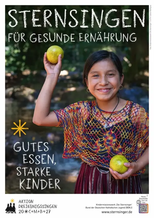 Auf dem Plakat der Sternsingeraktion 2027 ist ein Mädchen zu sehen, das zwei Zitronen in den Händen hält. Das Motto der Aktion "Gutes Essen. Starke Kinder" wird benannt.