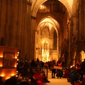 Der Regensburger Dom, hell erleuchtet von Kerzen und Lichtern, geschmückt im Stil von Taizé.