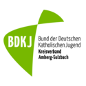Das grüne Kreuzsegel mit dem Schriftzug ergibt das Logo des BDKJ-Kreisverbands Amberg-Sulzbach.