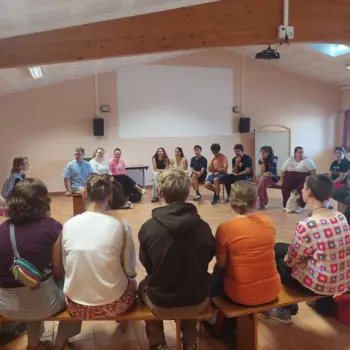 Menschen sitzen in einem Gesprächskreis.
