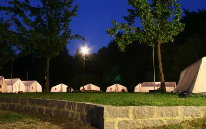 Das Bild zeigt die Zelte und den Zeltlagerplatz bei Nacht.