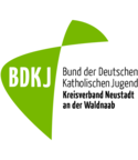 Das Kreuzsegel zusammen mit dem Schriftzug bildet das Logo des BDKJ Neustadt an der Waldnaab.