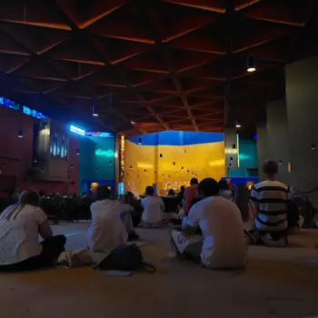 Menschen sitzen in einem Gebetsraum in Taizé.