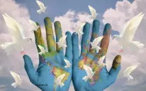 Friedenstauben rund um Hände, die die Welt symbolisieren.